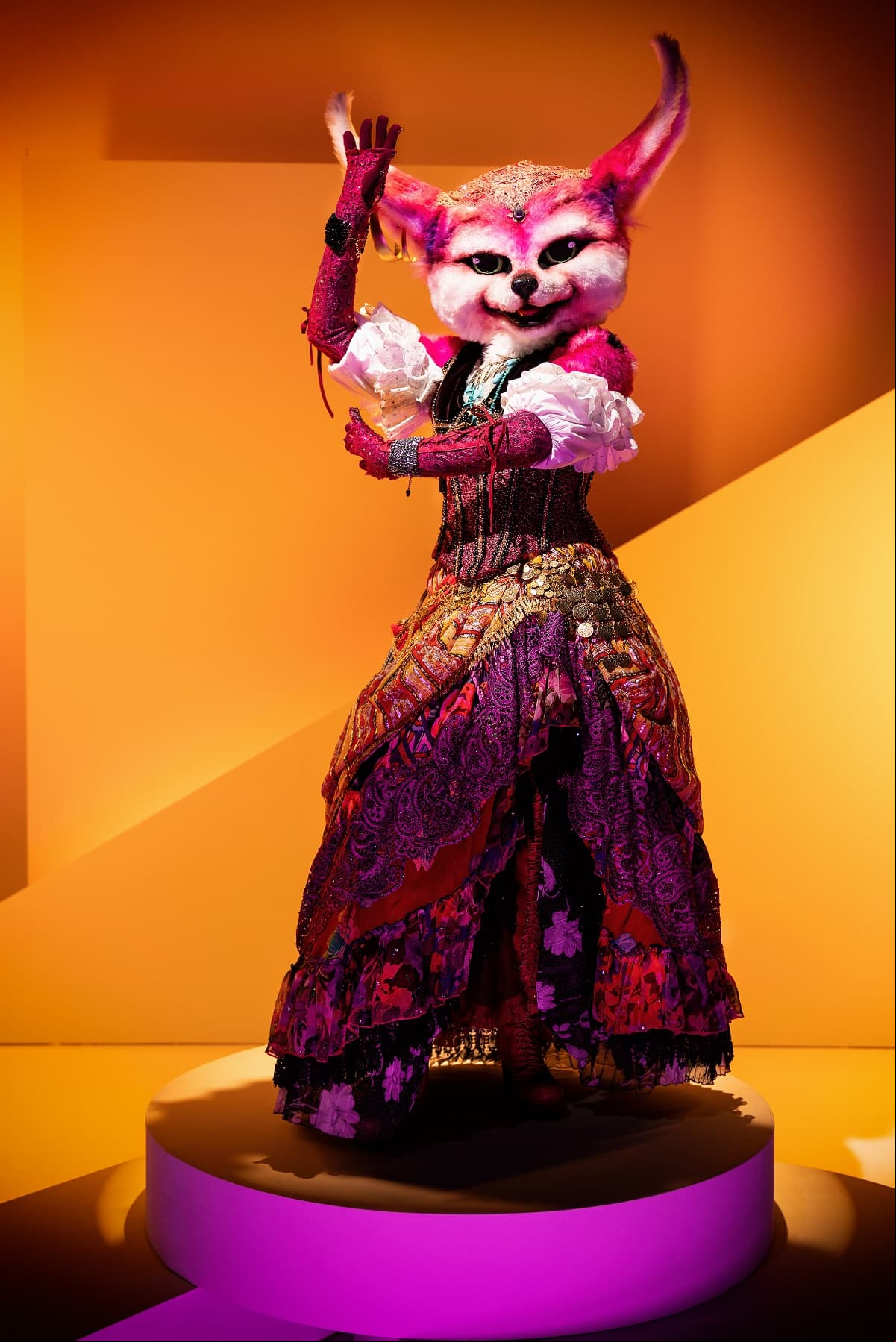 Gitana vende hasta sueños con tal de salir adelante. Luchona, hábil y medio bruja, ve tu futuro en la palma de tus manos, te enreda y, si te dejas, te invita a bailar.