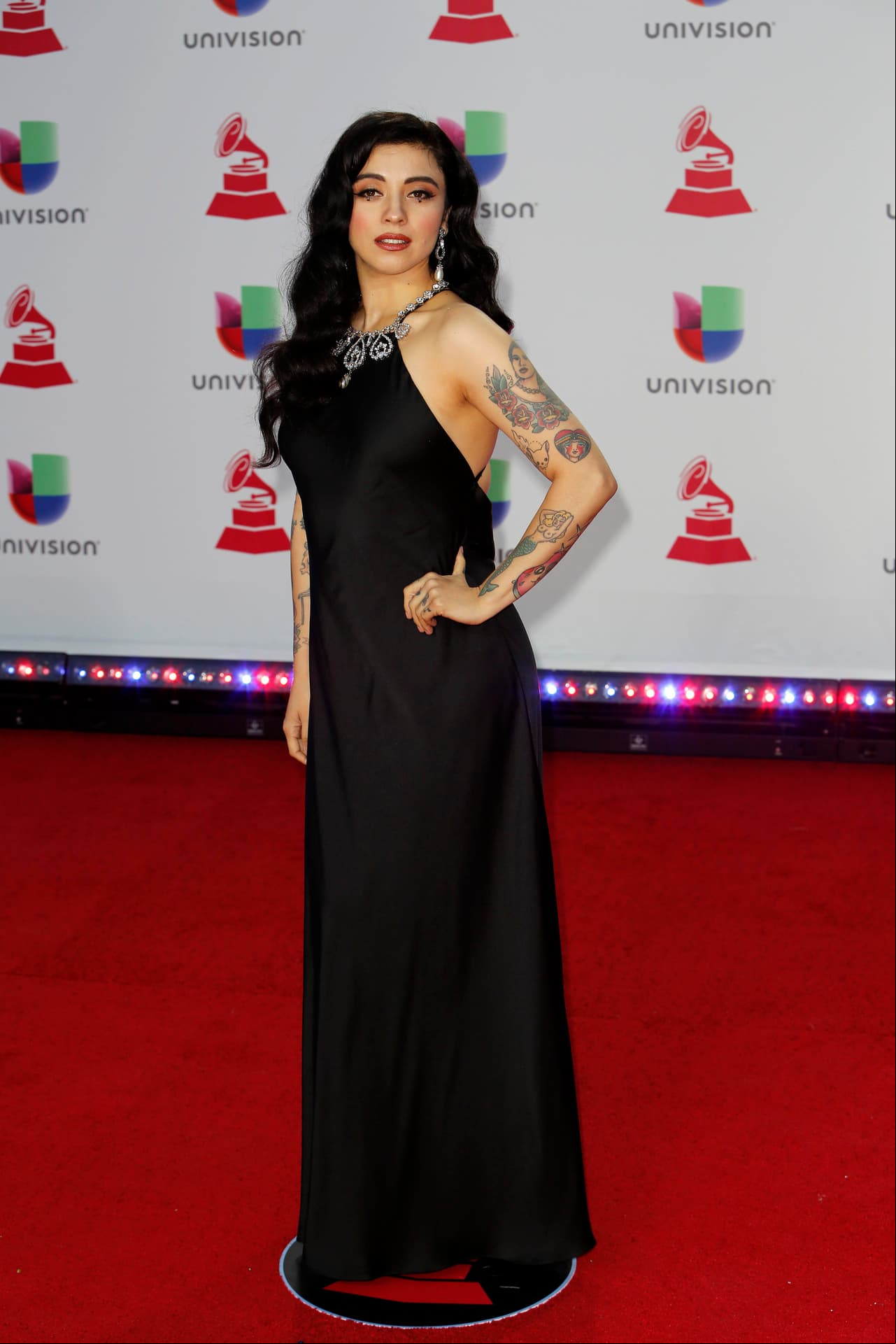 Mon Laferte desfiló con un sexy vestido, muy adecuado para los Latin Grammy