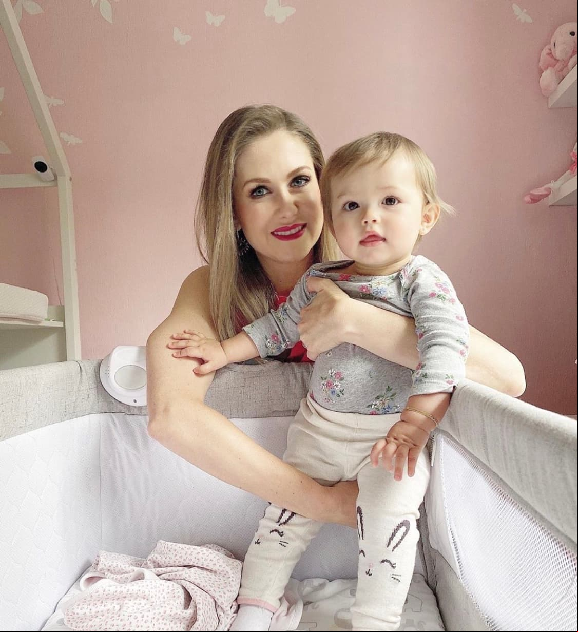 Esta no es la primera celebración que vive la actriz en plena cuarentena, pues pese a estar viviendo en casa, el pasado 10 mayo Martz también festejó su primer día de las madres con su bebé en brazos.