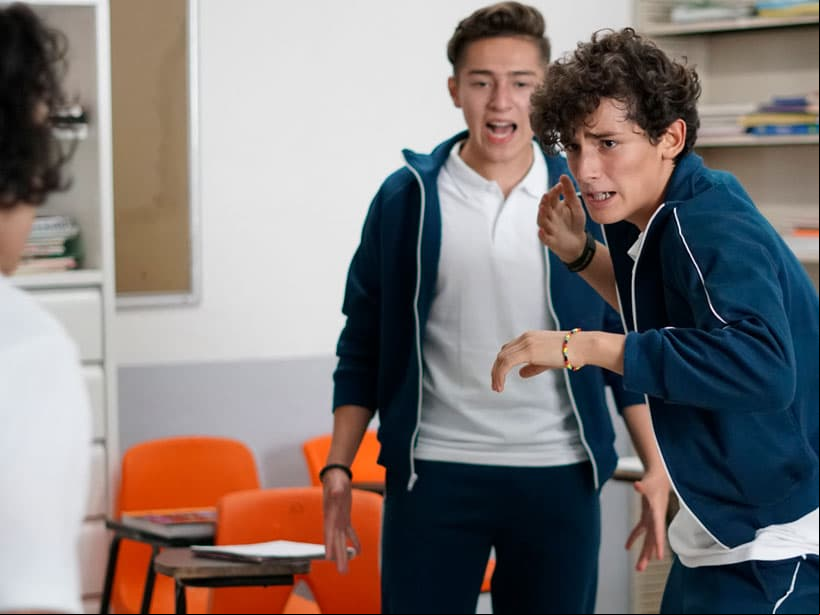Como era de esperarse,Aristóteles terminó agarrándose a golpes con quienes molestaban a Temo.