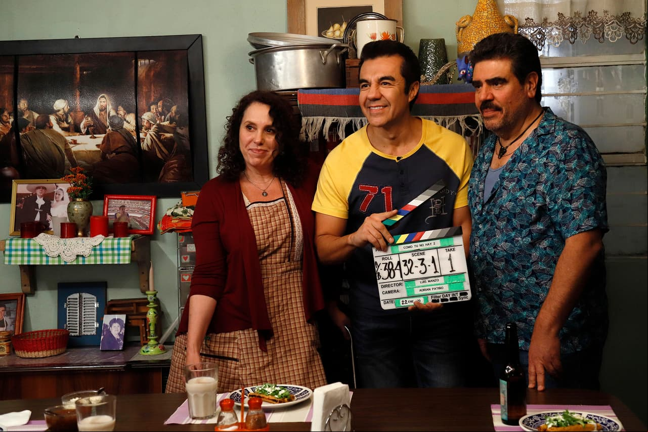 Azela Robinson, Adrián Uribe y Sergio Reynoso durante un claquetazo de la telenovela.