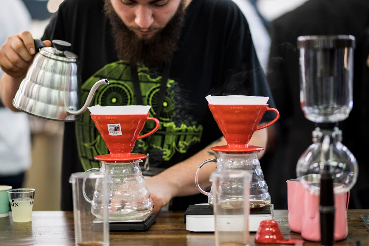 Todo lo que se necesita para preparar una taza de café.