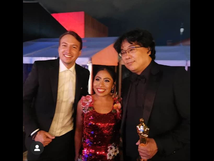 En otro momento del festejo, Yalitza posó con Bong Joon Ho, quien ganó la preciada estatuilla en las categorías ‘Mejor guión original’, ‘Mejor película extranjera’, ‘Mejor Director’ y ‘Mejor película’ por la cinta coreana ‘Parásitos’.