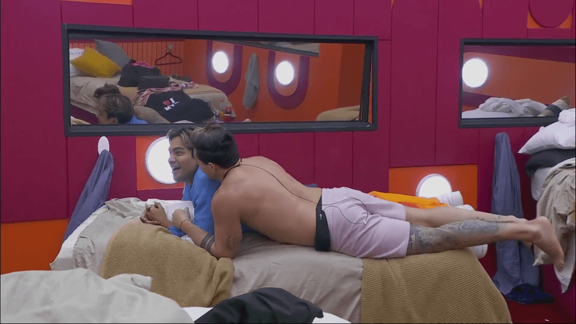 Agustín con Ricardo en la cama
