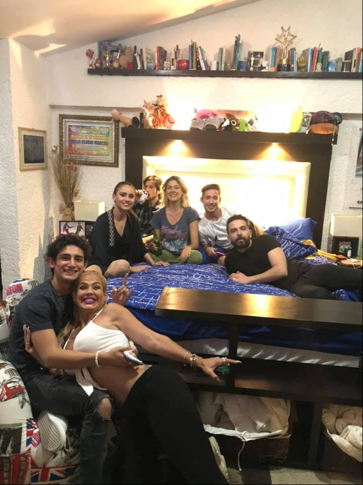 En la recámara de su hijo Emilio Osorio, quien la apoya incondicionalmente y quien también realizó una participación especial en la serie.