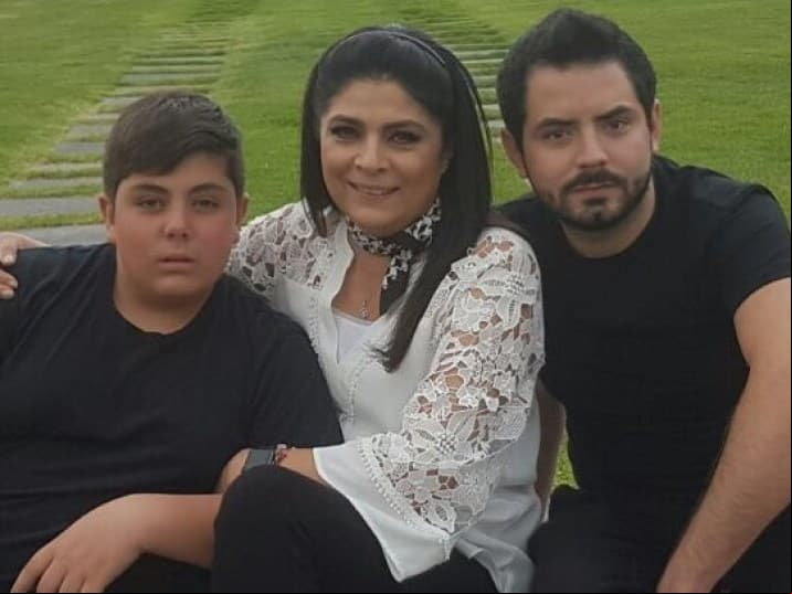 En las últimas semanas, Vicky, hija de Victoria Ruffo, ha causado revuelo por posar junto a su guapo novio, quien aseguran parece galán de telenovela; sin embargo, ahora su mellizo Anuar siguió sus pasos y como nunca antes presumió a su novia, protagonizando románticas fotografías.