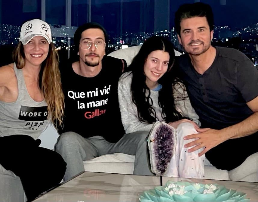 Mónica Ayos está casada con el actor Diego Olivera.