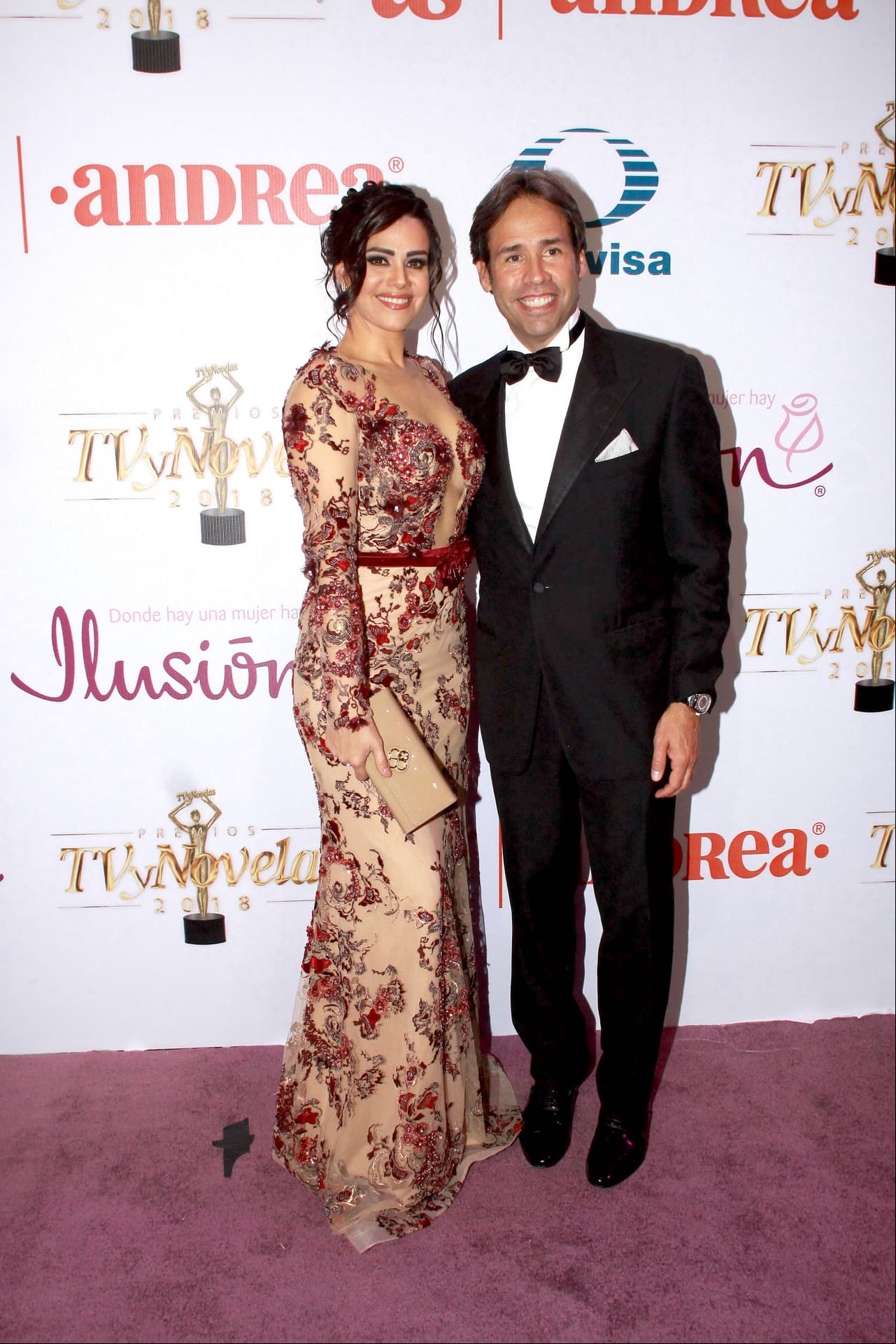 "¿Quién crees que nos presentó? Los papás de Diego Boneta (...) son amigos de mi esposo y de su familia, y Diego Boneta hizo una novela conmigo: 'Alegrijes y Rebujos'. (...) Un día me dijo Lauro, el papá de Diego, que tenía un amigo que me quería presentar. (...) De ahí empezó la relación", reveló la actriz a Infante.