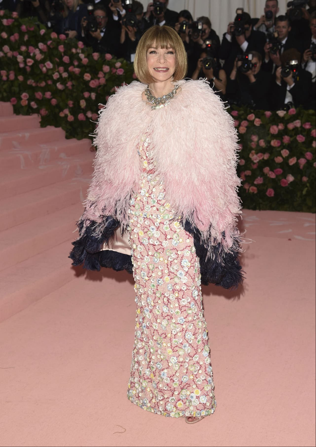 Anna Wintour, la editora de la edición estadounidense de la revista Vogue desde 1988 y quien selecciona a los invitados de la MET Gala, optó por un look Chanel con una capa emplumada.