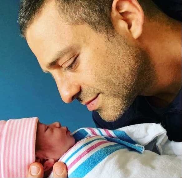 Ari Borovoy y su esposa Arlett Kalach recibieron a su cuarta hija el pasado 3 de junio. La pequeña fue nombrada Mila y el cantante de OV7 la presentó con una tierna imagen.