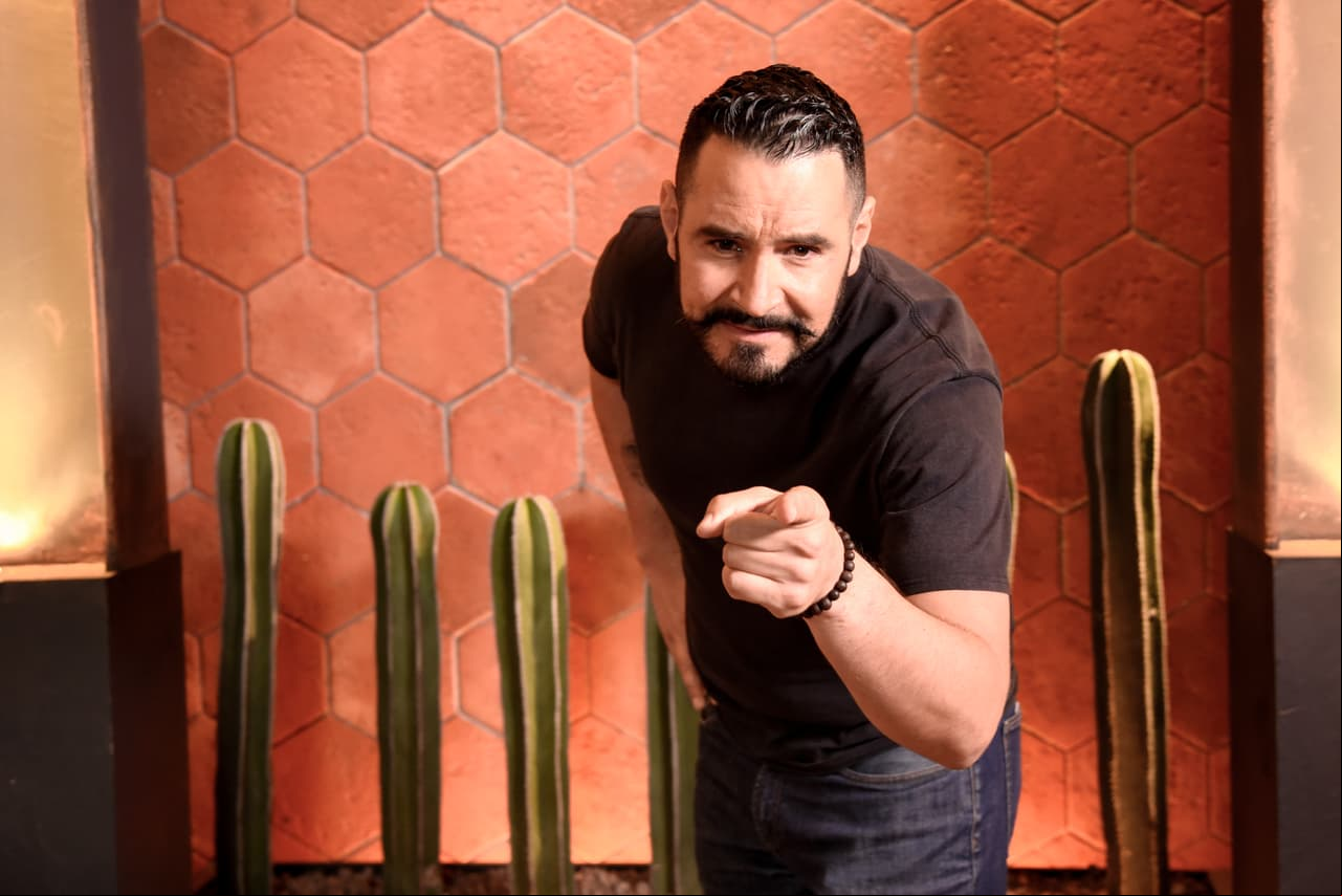 Antonio posee un don especial, puede descifrar, fusionar e inventar sabores deliciosos. Ama la comida de su región y su intención es poner el alto la gastronomía Oaxaqueña.