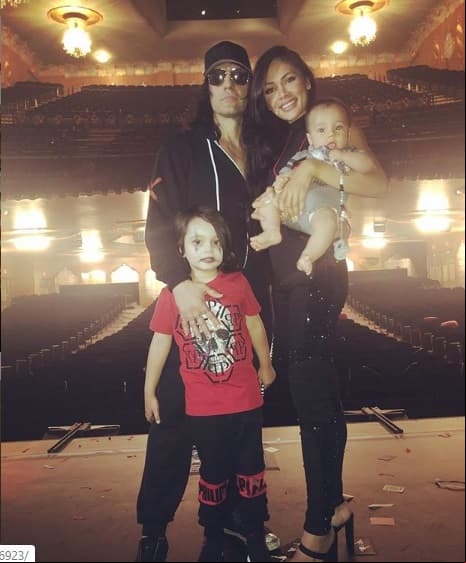 La familia de Criss Angel está formada por su hijos Johnny, Xristos y su pareja Shauny Ibenson.
