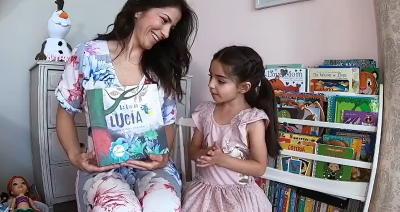 La pequeña de cinco años no solo tiene artículos de sus muñecas, personajes de Disney y un pequeño estante con todos sus libros.