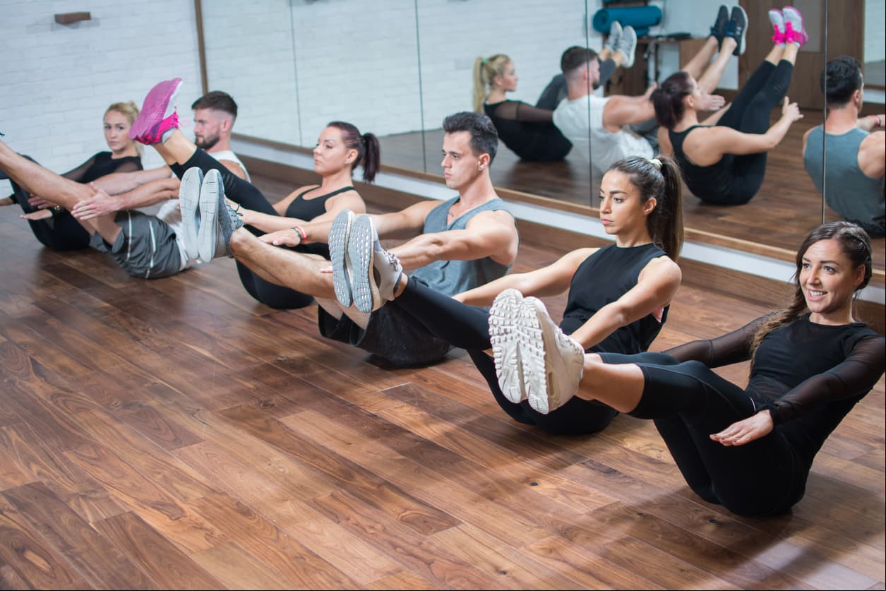 Ejercicios. Actividad física, como abdominales, debe realizarse de forma constante y debe incluir rutinas de resistencia que reafirman y tonifican la zona abdominal.