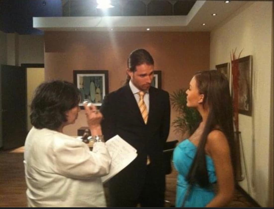 En dicha página también se puede apreciar a Sebastián Rulli realizando una escena junto a Angelique Boyer en las pruebas de preproducción. En esta imagen se puede ver a los actores con looks muy diferentes a los que utilizaron en la telenovela.