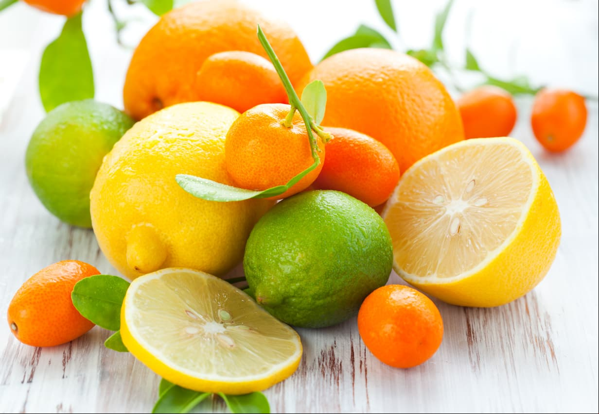 Cítricos. El consumo de naranja, lima, toronja y limón favorecen a que la piel se mantenga menos flácida, ya que contienen vitamina C y colágeno.