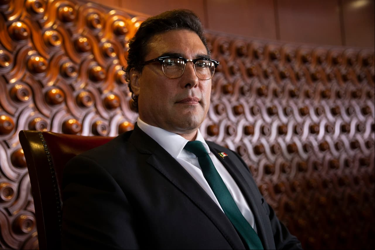 Eduardo Yáñez interpreta a Emiliano Lozada, el Presidente de México, en Sin Miedo a la Verdad.
