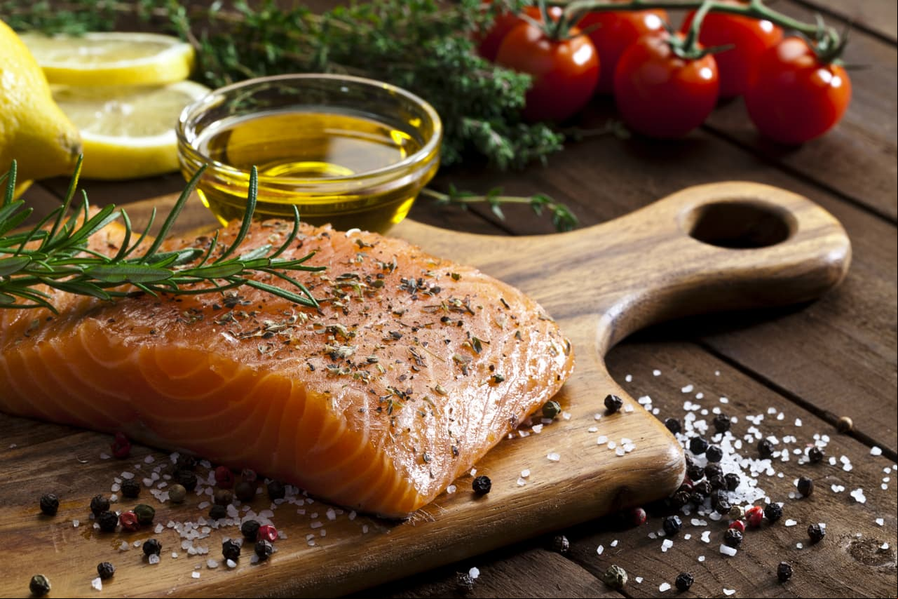 Salmón. Además de elevar tu deseo sexual, este alimento mejora tu capacidad de respuesta ante estímulos externos. ¡Andarás muy concentrad@!