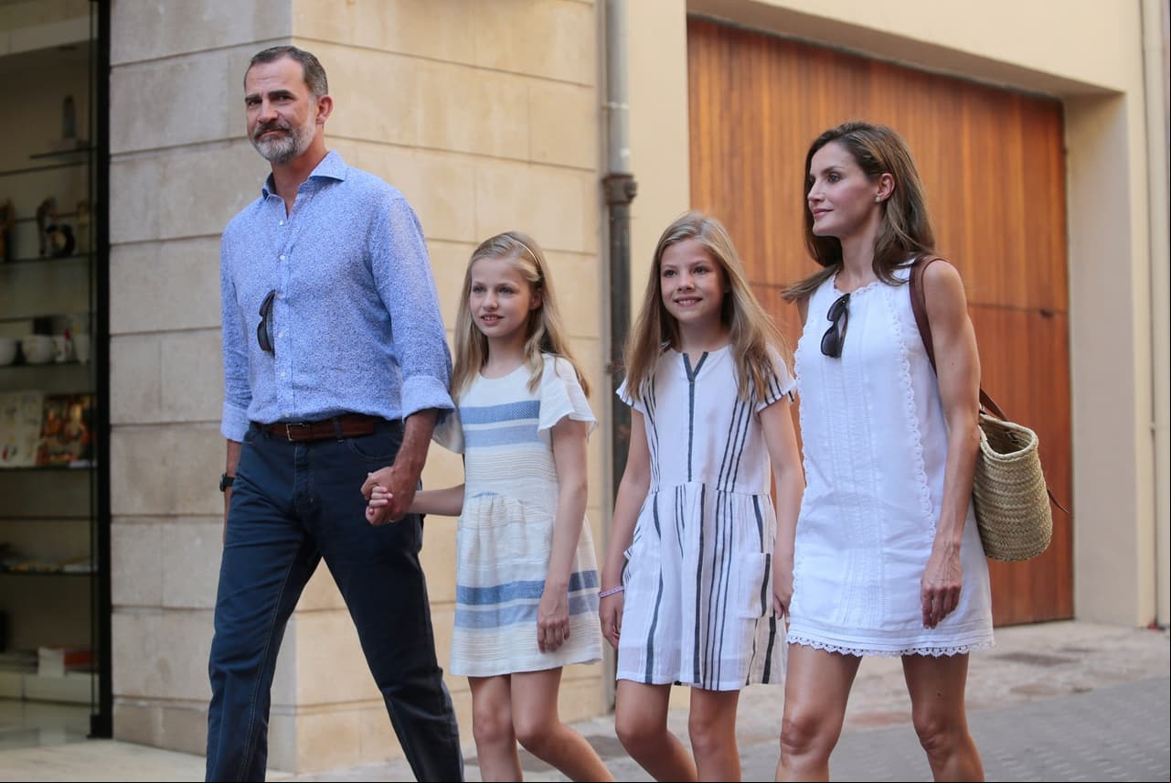 Letizia también ha demostrado que la moda no necesariamente es cara, al vestir creaciones de marcas como Zara, Massimo Dutti y Uterqüe, entre otras.