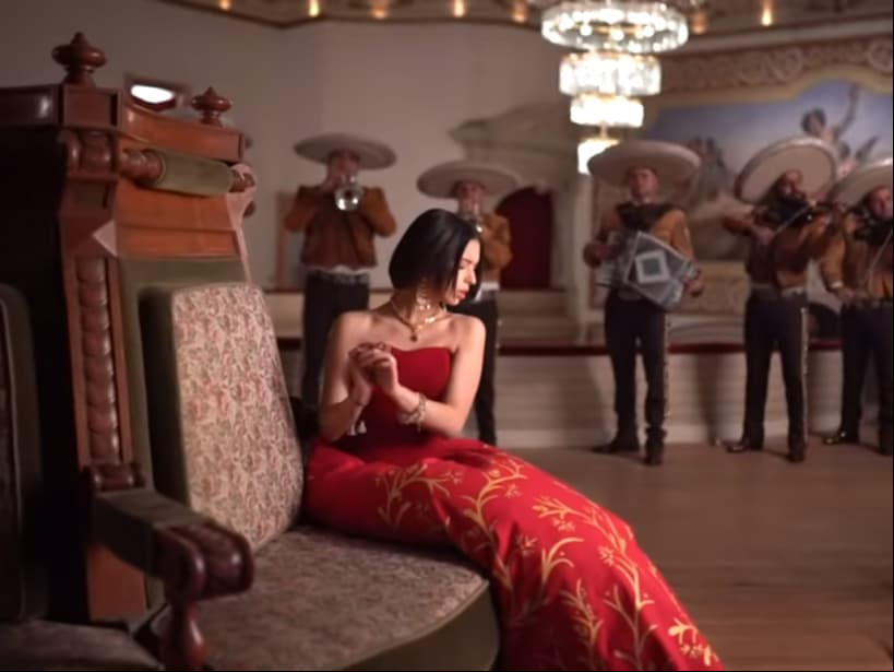 El clip se realizó en algunos de los lugares más emblemáticos de Zacatecas, México, entre ellos el Teatro Fernando Calderón, en el que la joven aparece con un gran vestido rojo, con detalles dorados, en compañía de un mariachi.