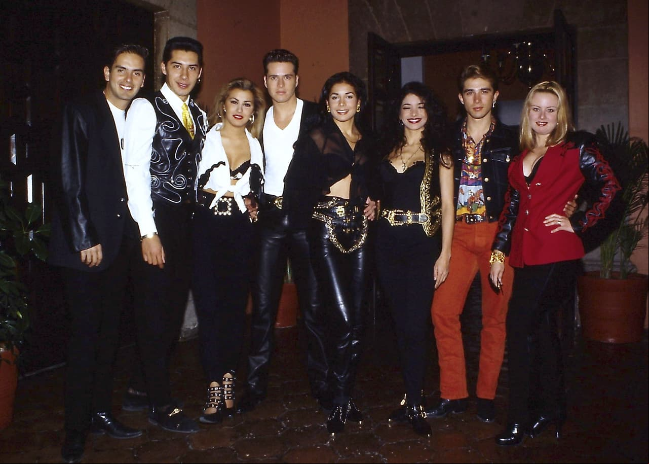 Cuando Ortiz tenía 17 años se uniría a Garibaldi, una nueva agrupación de música pop conformada por ocho integrantes y creada por el productor Luis de Llano, la mente detrás de grupos como Timbiriche, OV7 y Kabah. Algunos de los éxitos más recordados de Garibaldi son: 'Dónde quedó la bolita', 'Que te la pongo' y 'La Ventanita'.