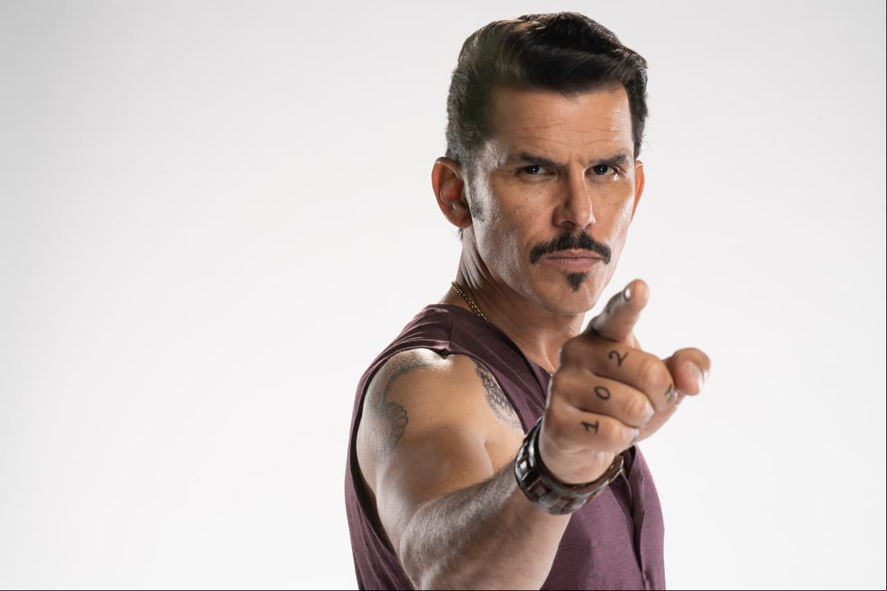 El Alacrán (Nestor Rodulfo). Un hombre de fuerte estampa y gusto genético por la violencia. Recorrerá cielo y tierra hasta dar con el paradero de “El Chino”.