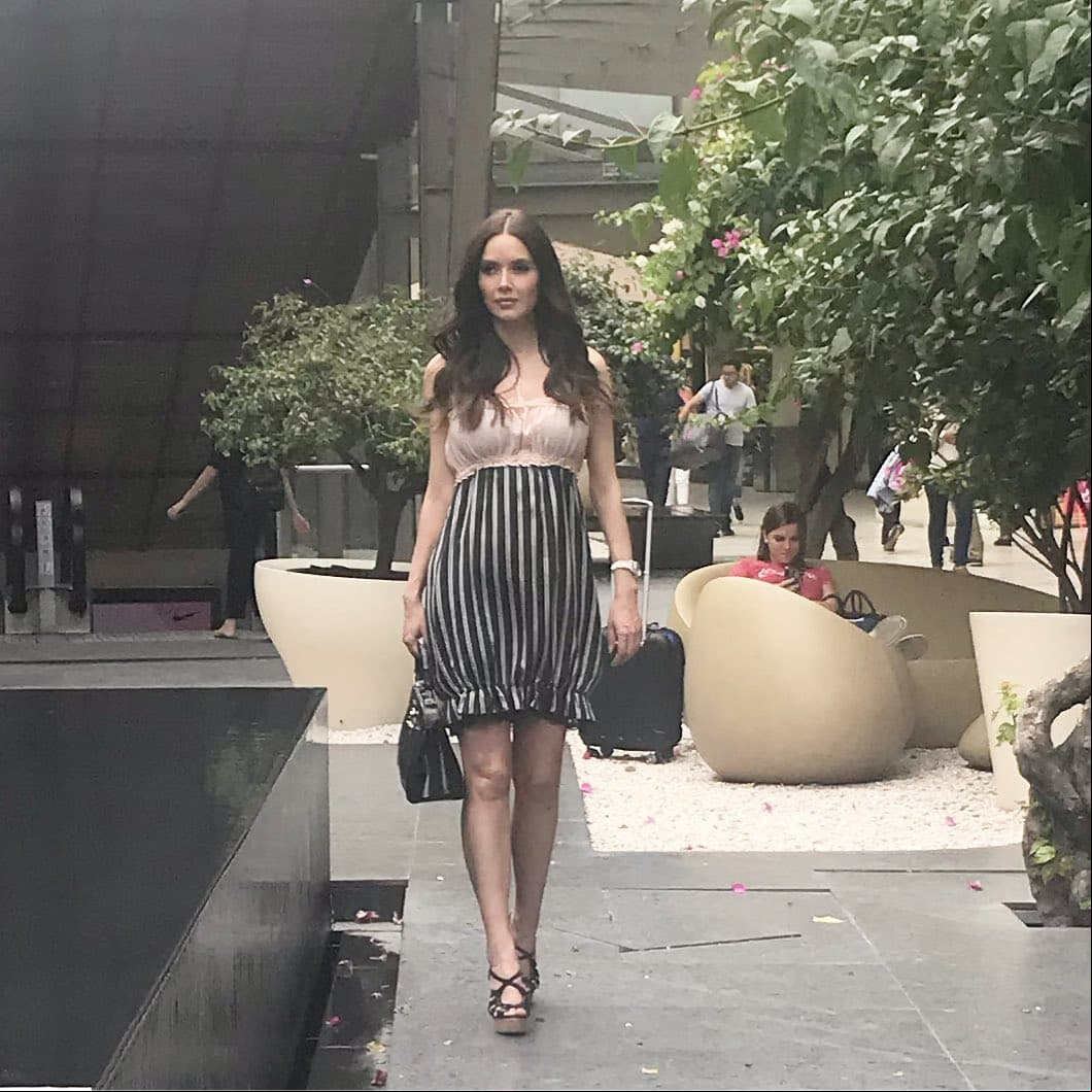 Entrando a su cuarto mes de gestación, Marlene fue invitada al programa ‘Hoy’ y compartió cómo se enteró de esta gran noticia. “Quien se dio cuenta fue mi esposo. Yo acababa de llegar de Australia (a México), le dije ‘me siento muy rara’, porque siempre cuando vengo por la altura me pega muchísimo. Al decirle cómo me sentía me dijo ‘hazte una prueba de embarazo’”, explicó.