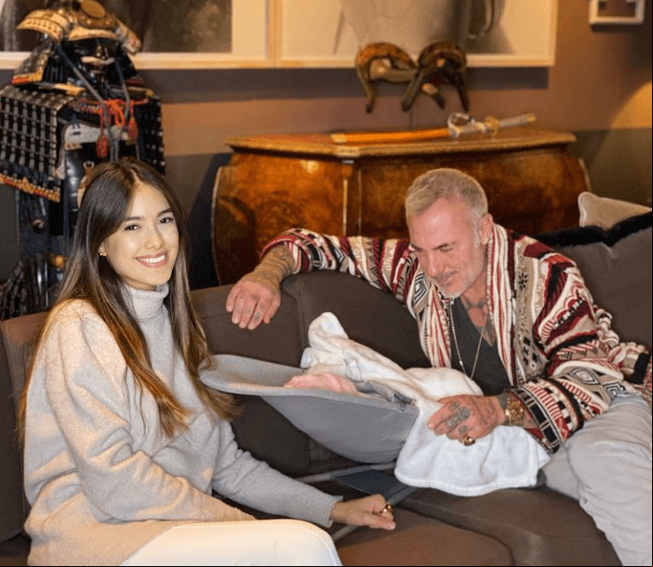 Gianluca Vacchi y Sharon Fonseca le dieron la bienvenida a su primera hija el pasado 27 de octubre, a quien decidieron llamar Blue Jerusalema. “Ya está con nosotros... Sharon y yo estamos felices de compartir con ustedes que esta mañana, recibimos a nuestra hija, Blu Jerusalema Vacchi. Gracias a Dios está sana. Y ya la amamos más que a nuestras vidas”, señalaron.