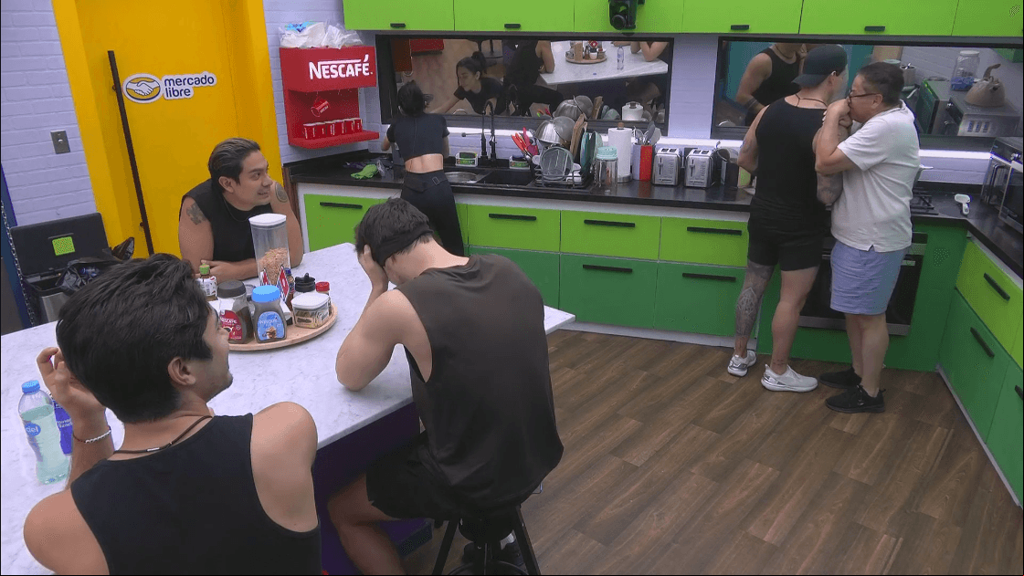 Mayito finge llorar con Agustín