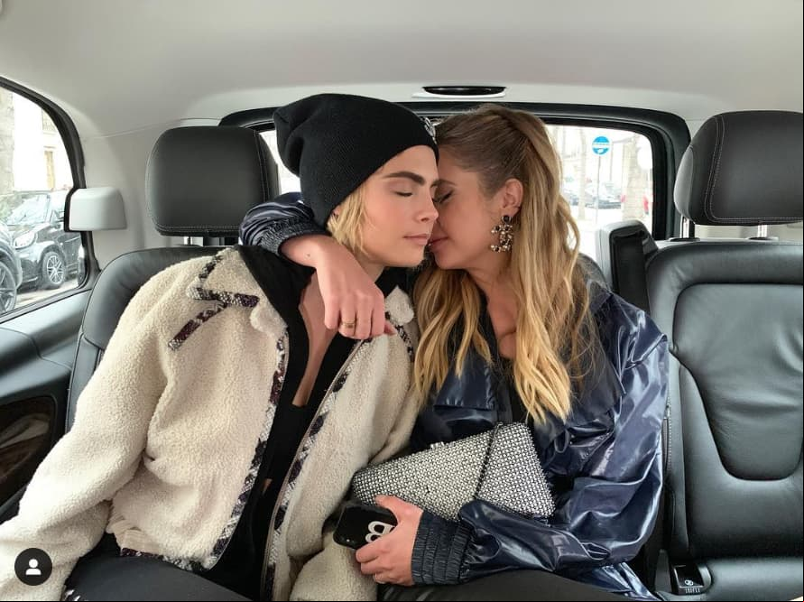 En octubre de 2018, Cara Delevingne y Ashley Benson comenzaron a intercambiar mensajes en redes sociales y posteriormente aparecieron en diversos eventos juntas, sin hablar de su romance. Fue hasta marzo del 2019 que la estilista Jamie Mizrahi confirmó su relación con una tierna foto de un evento que realizaron en París, Francia.