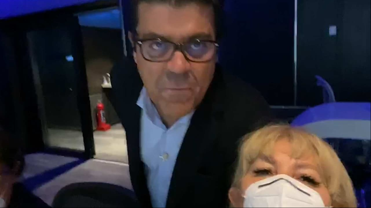 Jorge "El Burro" Van Rankin besa a la productora de "Hoy" para agradecer su estancia en el programa