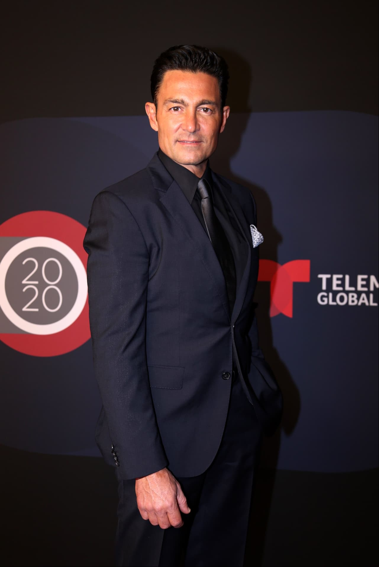 En cuanto al protagónico masculino, el papel de 'José Ángel Arriaga', el productor solo tuvo dos opciones desde el principio: Fernando Colunga, con quien también trabajó en 2010 con 'Soy tu Dueña' y Eduardo Yáñez, quien también estelarizó uno de sus más grandes éxitos: 'Destilando Amor' en 2007.