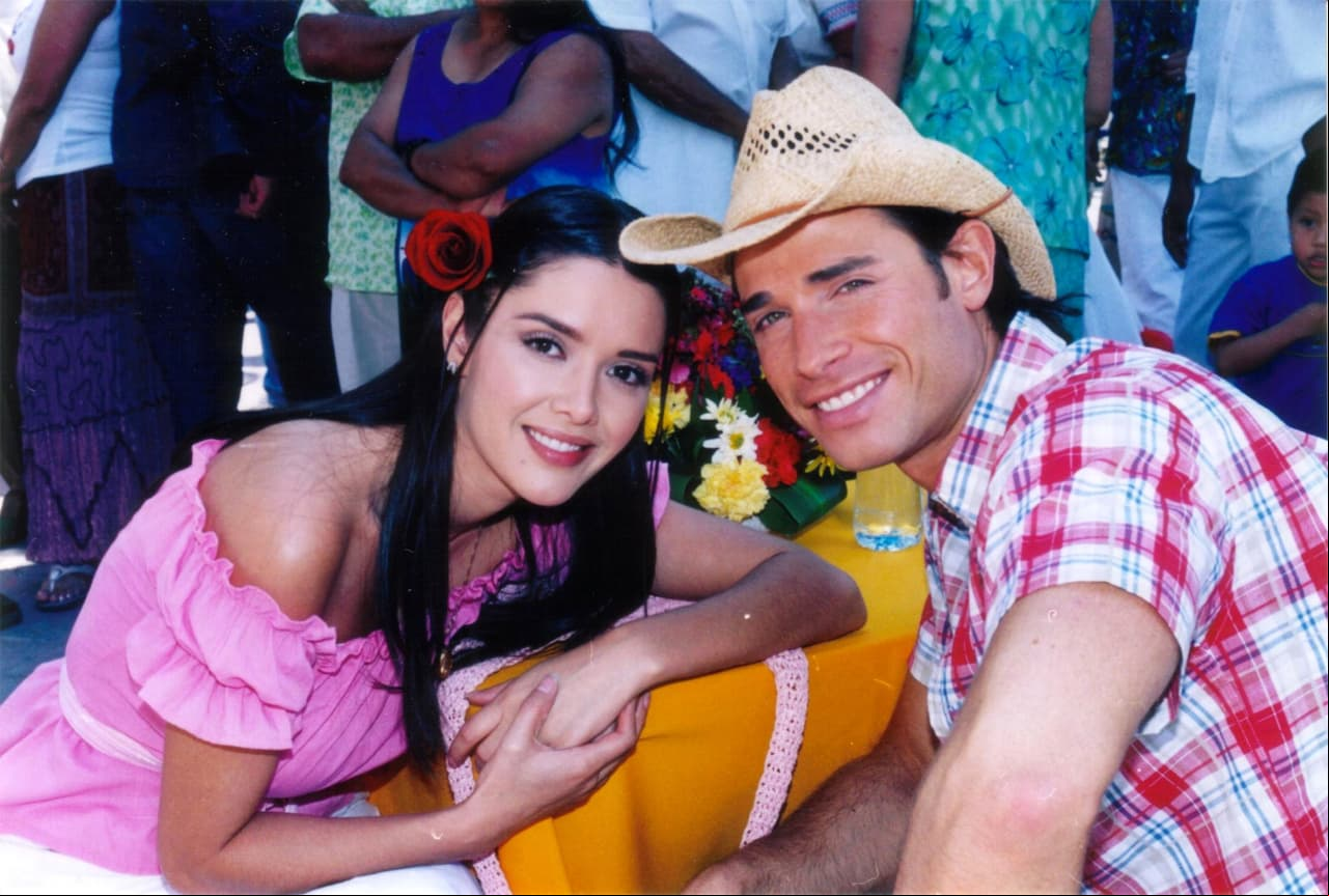 En ‘Contra viento y marea’ (2005), el actor compartió el protagónico con Marlene Favela, en cuya historia el personaje de Ernersto D’Alessio, ‘Eduardo’, intenta separarlos.