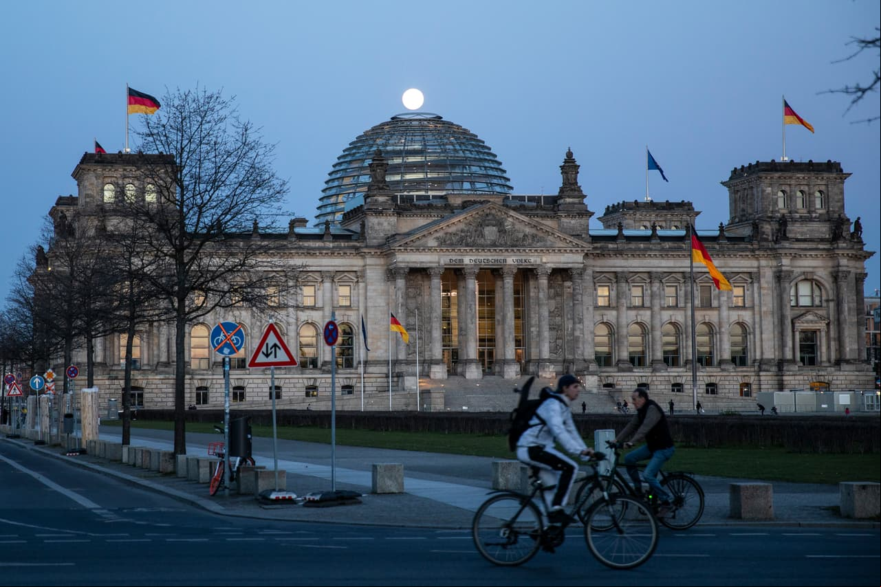 Supermoon brilla sobre el edificio del Reichstag el 7 de abril de 2020 en Berlín, Alemania.