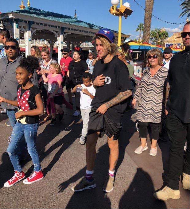 Eso sí, la seguridad y confort del intérprete 'What do you mean?', estuvo a cargo de tres guardaespaldas y un guía de turistas VIP.