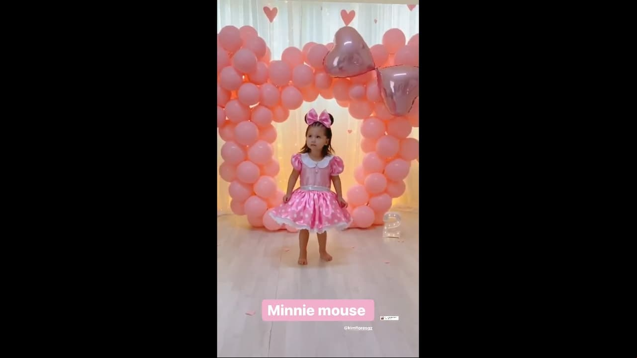 “Aquí estamos alistando todo el set para los dos añitos de mi princesa, ya van a ver qué preciosas van a estar esas fotos”, se escucha decir a la esposa del vocalista de La Trakalosa de Monterrey en uno de los clips.