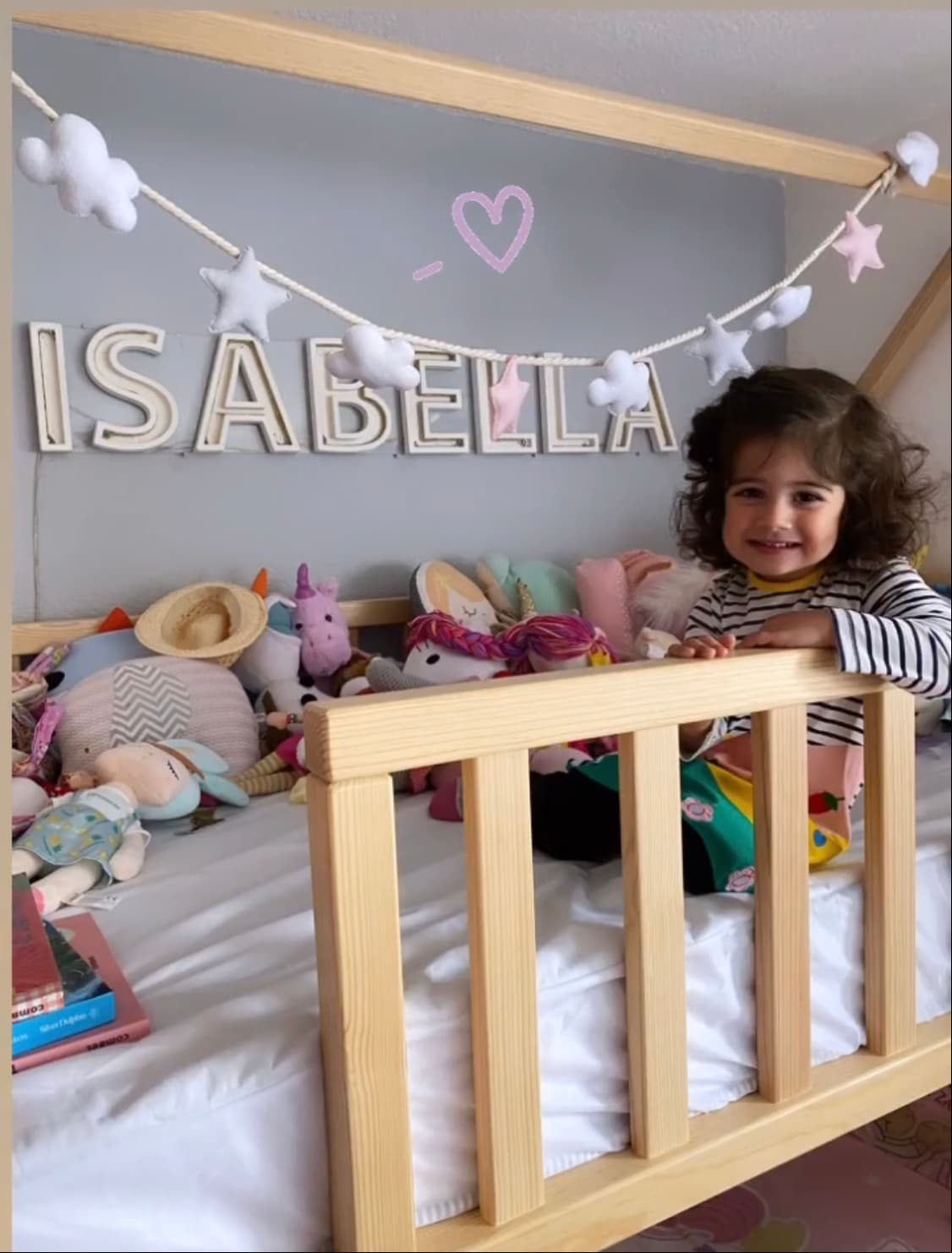 En el tour que la actriz hizo también aparece la cama de la pequeña, la cual es una litera y está adornada con tiernos motivos como nubes, estrellas y corazones.