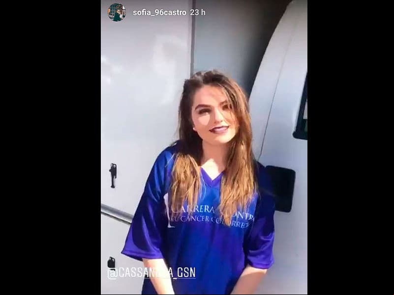 La joven se deshizo de su característica cabellera rubia y ahora luce un tono más oscuro.