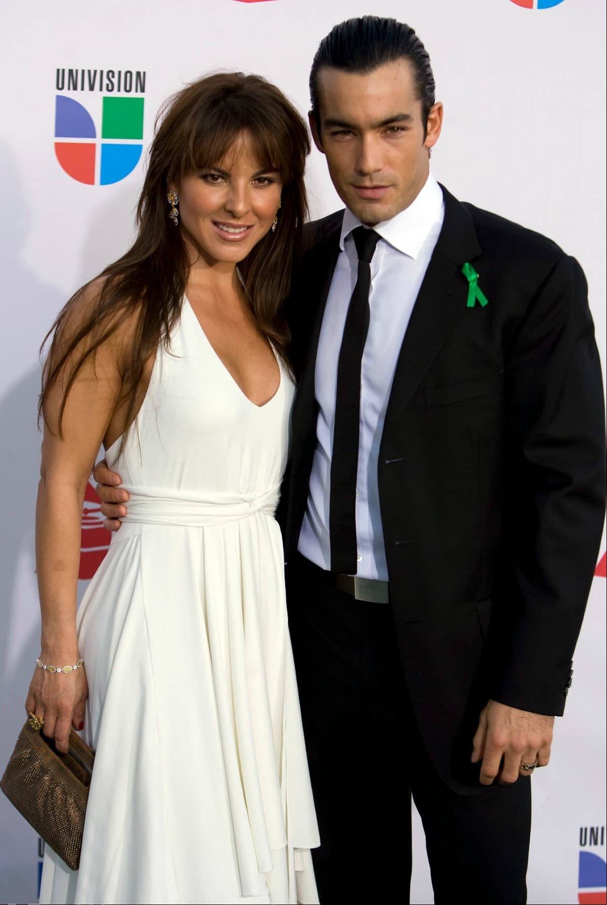 Cupido flechó a Kate Del Castillo y Aarón Díaz durante el rodaje de la película ‘Amas de casa’, donde, curiosamente, también eran pareja. Su relación fue tan en serio que se casaron en 2009 sin importar que ella fuera 9 años más grande que él. Su matrimonio culminó en 2011.