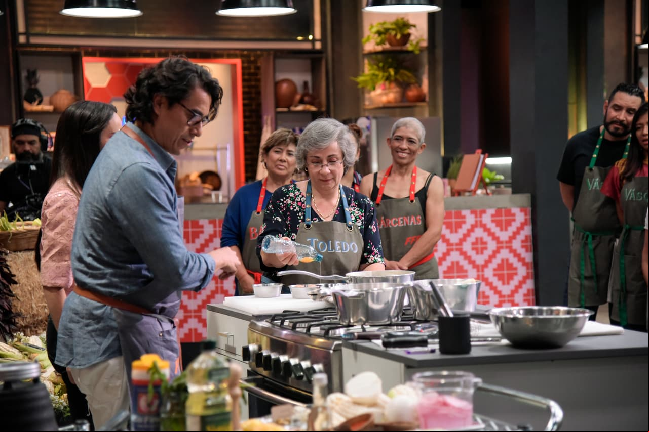 Para el segundo reto, el chef Carlos enseñó a hacer mayonesa casera a las familias. Este tutorial fue clave, ya que las familias debían preparar mayonesa para acompañar unos esquites.