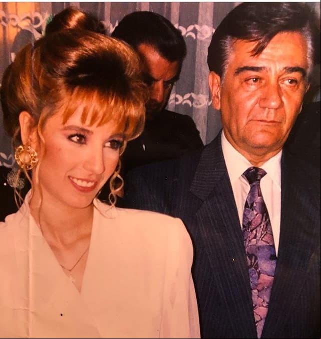 Pese a que se saben pocos detalles de su primer matrimonio, del cual nacerían Paly y Michel, la actriz ha hablado al respecto en algunas ocasiones, como en una entrevista con el periodista Gustavo Adolfo Infante en 2015, donde contó: "Mi primer esposo fue el papá de mis dos hijos y se llama Ariel".
