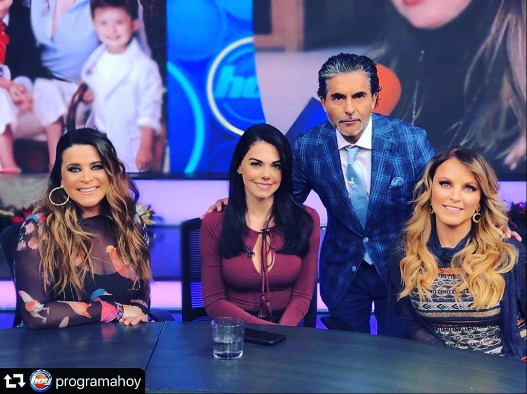 Aunque la pareja no se había dejado ver en público, fue hasta un mes después que el presentador confirmó mediante las redes sociales que sí tenía una relación con la comunicadora, compartiendo una foto en la que lucían muy enamorados.