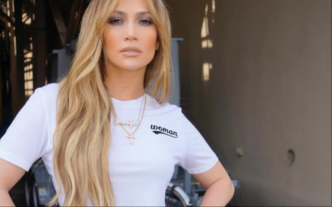Jennifer Lopez muestra de más con pequeño desliz en video