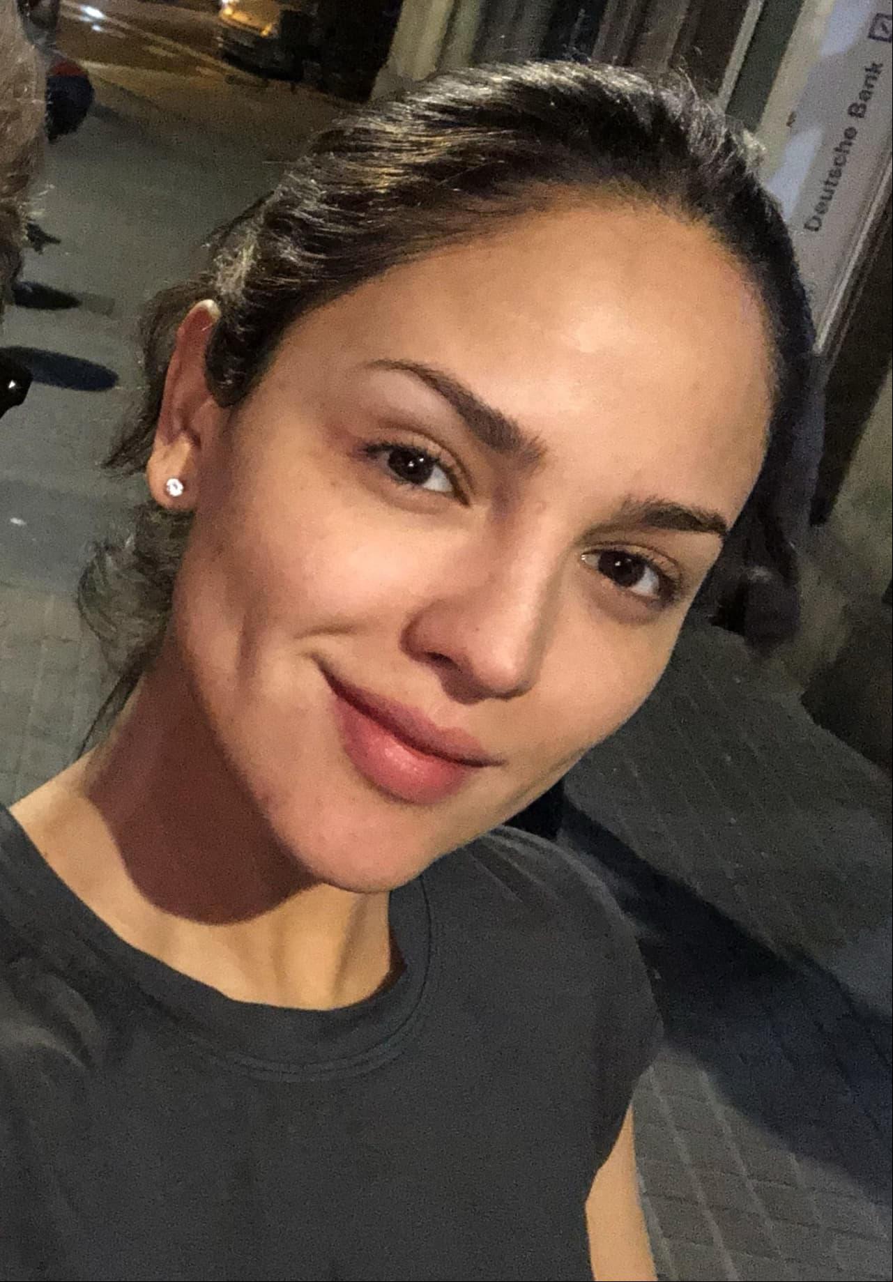 La actriz Eiza González lució su cara al natural mientras filma en España