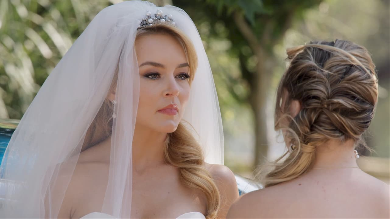 Angelique Boyer cautiva vestida de novia en el final de 'El amor invencible'