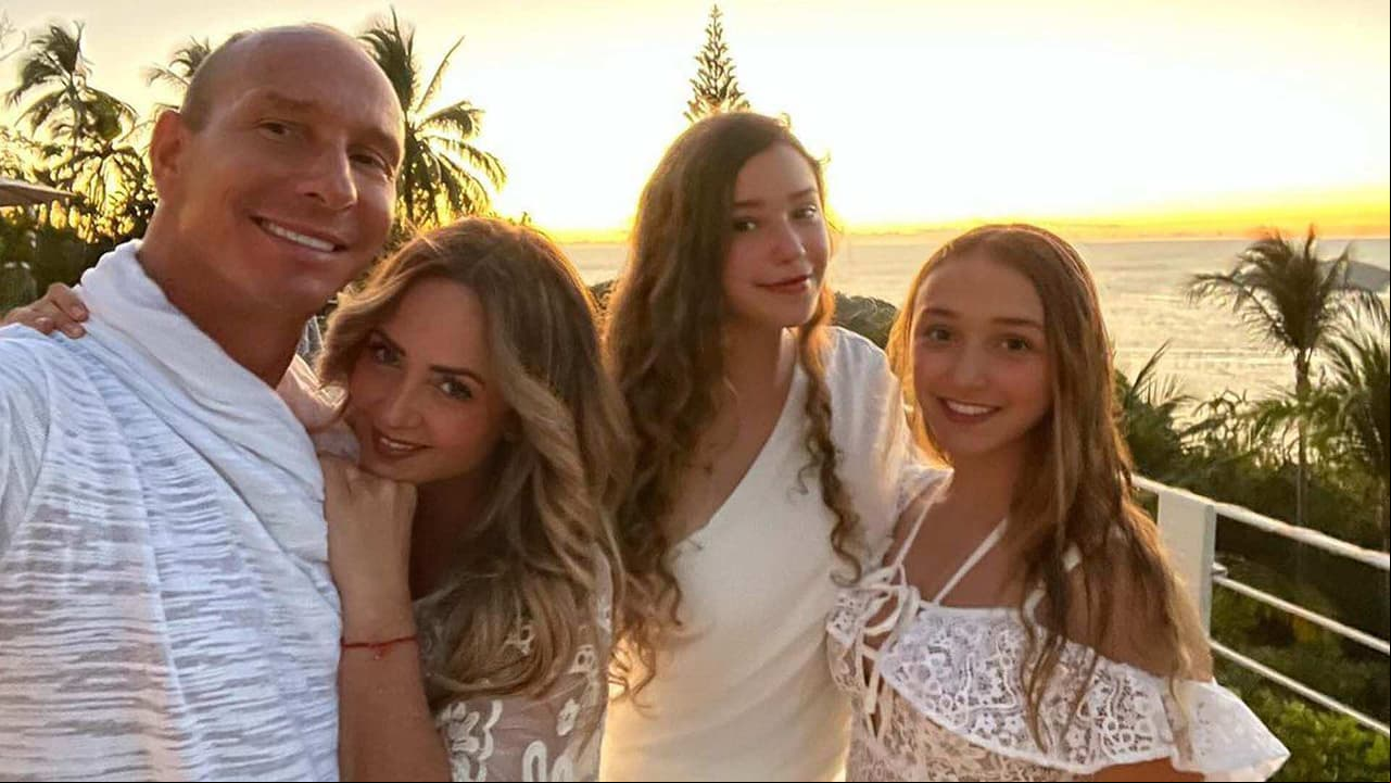 Andrea Legarreta reaparece junto a Erik Rubín y sus hijas, demostrando la gran familia que son