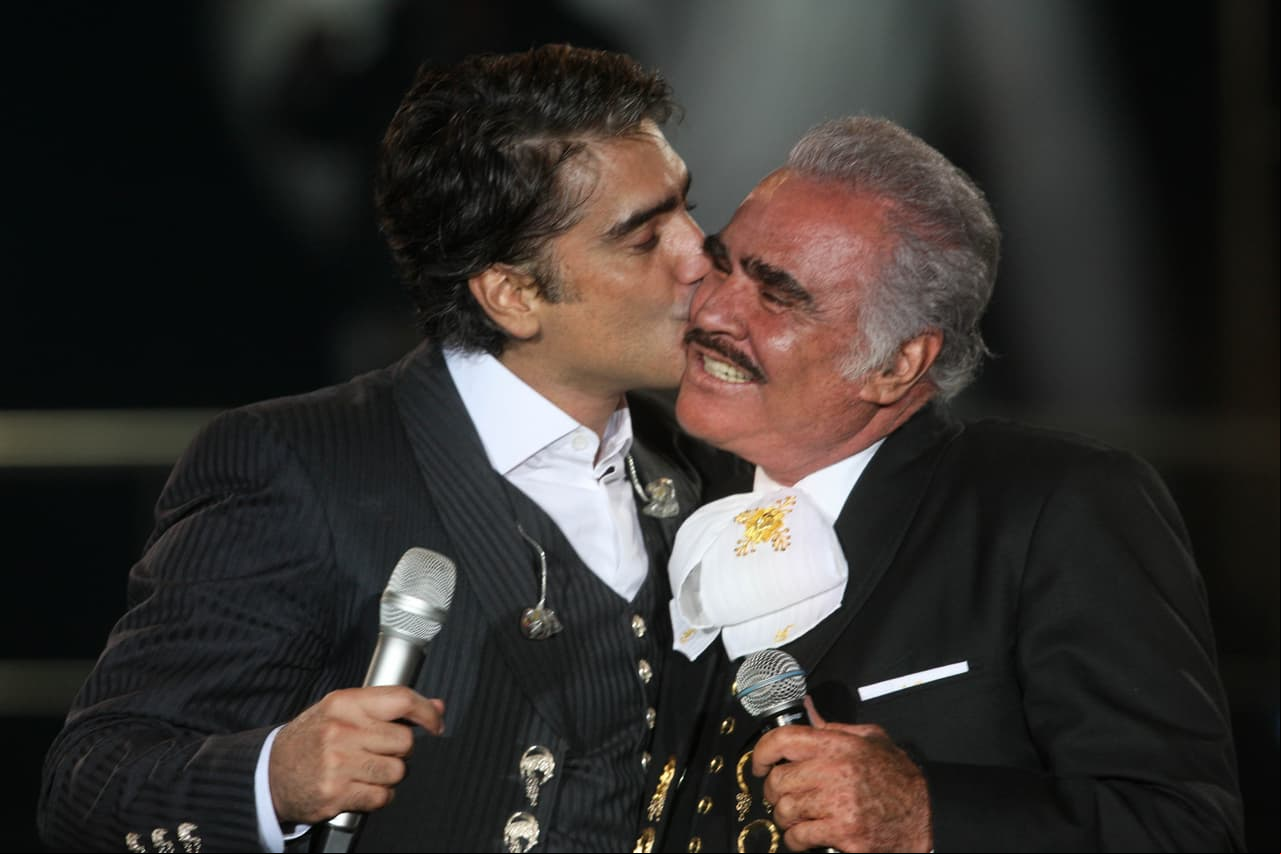 La partida de Vicente Fernández deja imponentes y conmovedoras melodías, películas entrañables y grandes recuerdos a su público con inolvidables presentaciones. Pero también se quedarán guardados en nuestra memoria entrañables los incontables momentos que el cantante vivió junto a su hijo Alejandro Fernández.