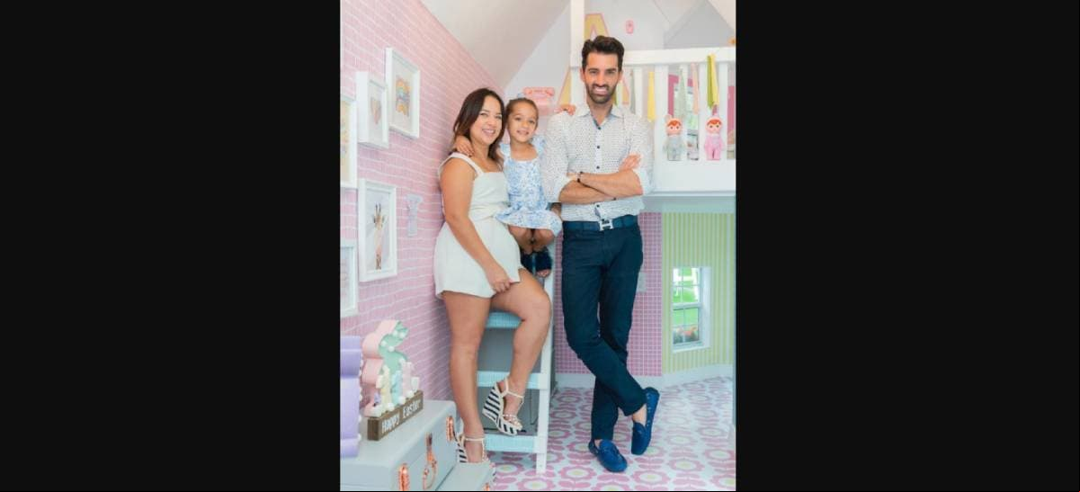 La casa de juegos de Alaïa es de dos pisos y está decorada por dentro con papel tapiz color rosa con algunos detalles como círculos o rayas.