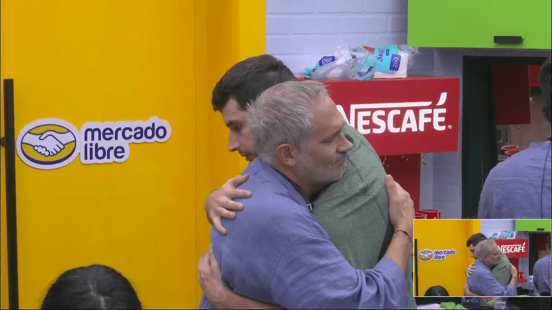 Abrazo de Adrián Marcelo y Arath de la Torre