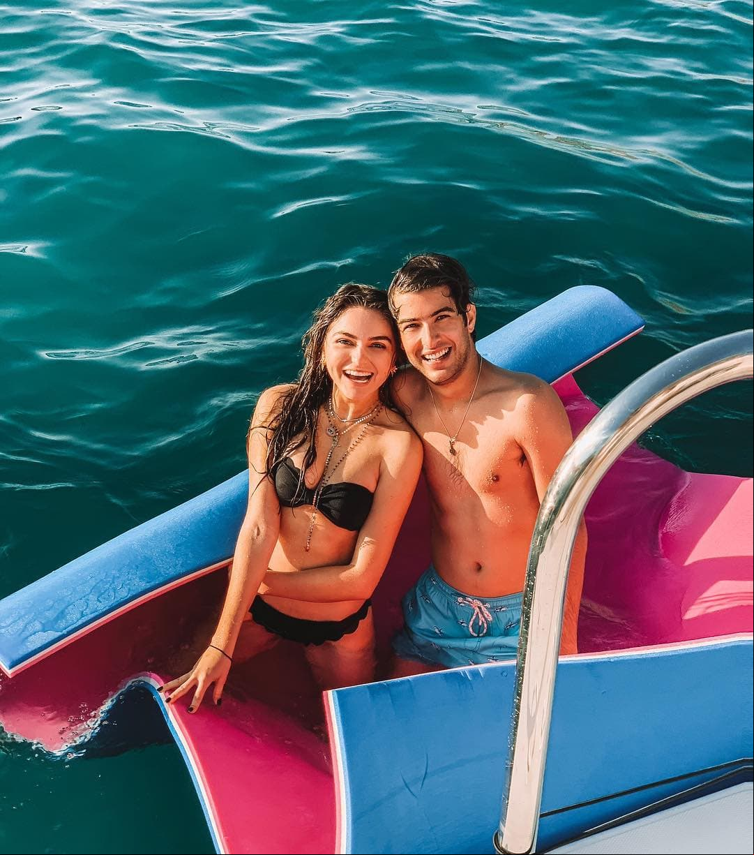 En diversas entrevistas, lo actores afirmaron que no esconderían su romance. Incluso, hasta presumieron su viaje a Los Cabos en abril y en más de una ocasión, se dedicaron mensajes románticos en redes sociales.